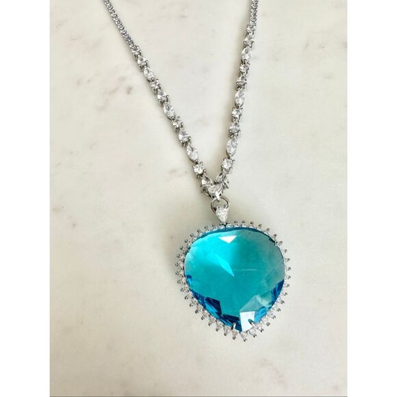 Large bright blue pendant cubic zirconia necklace - Picture 4 of 8